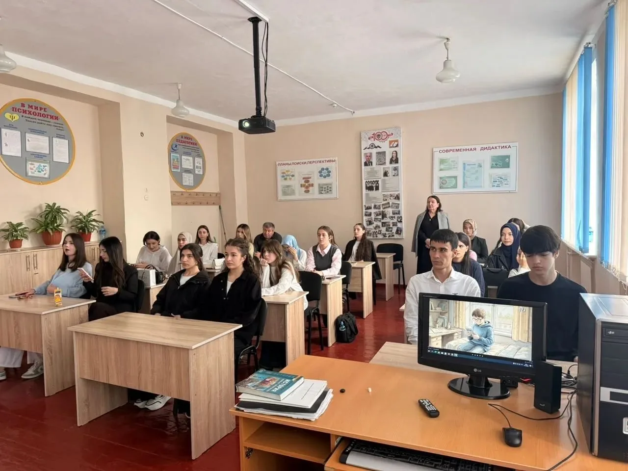 16 октября на 1"Е" курсе куратором Меджидовой В.Г  был организован просмотр роликов о б...
