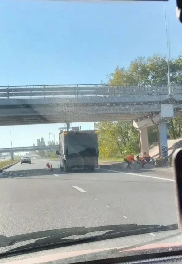 А вот и реакция на давно опубликованную проблему отваливающегося куска бетона на путепр...