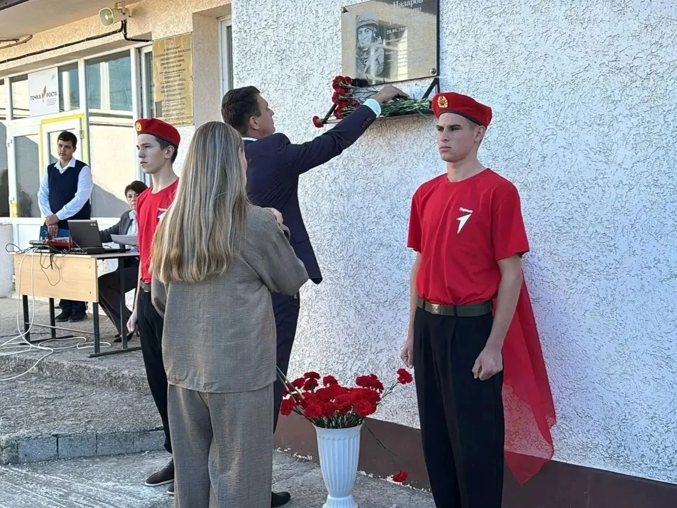 В Медведевской школе открыли мемориальную доску в память о Владимире Назарове. Выпускни...