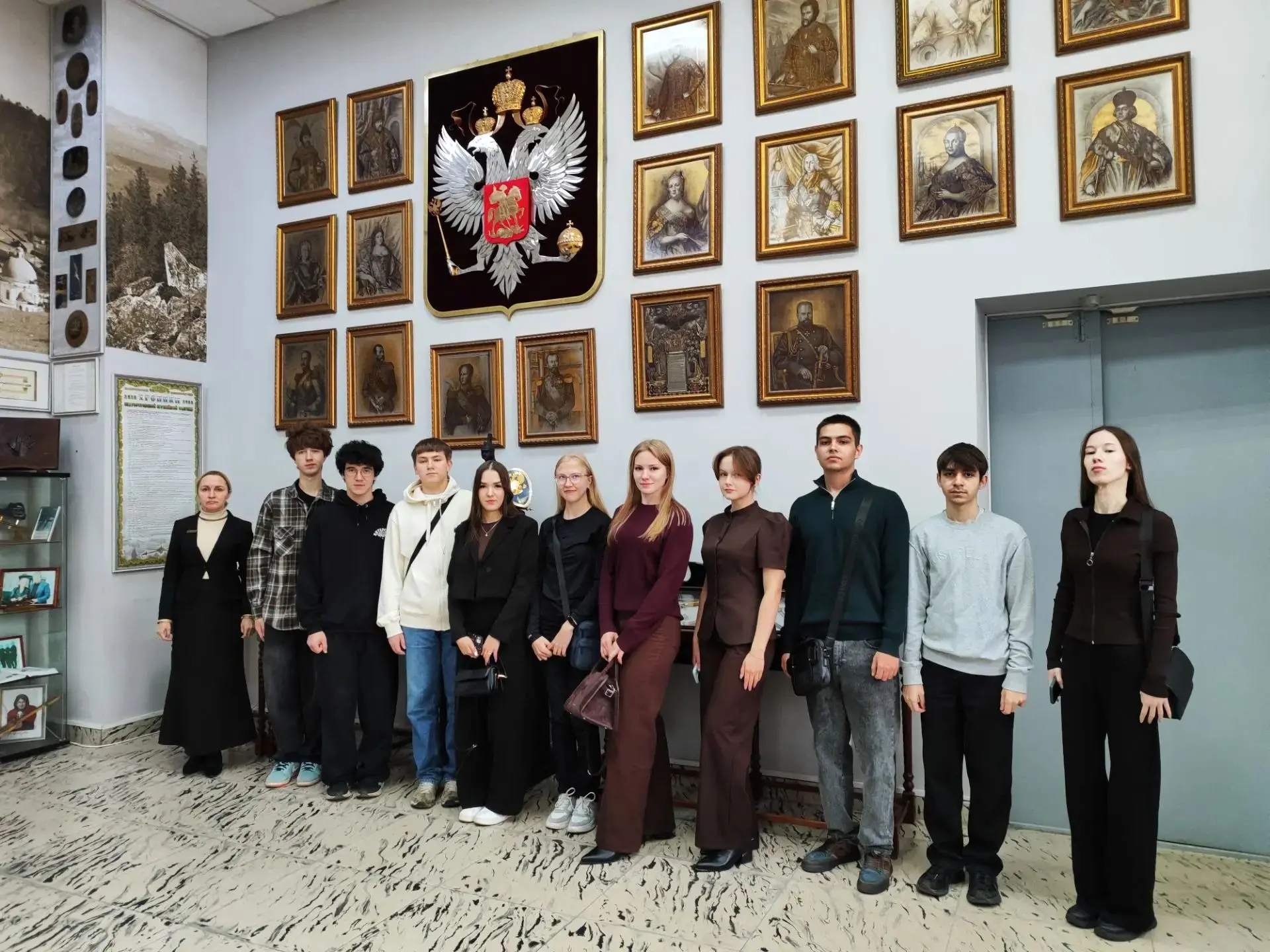 🇷🇺 Наследие побед и гордость Урала: первокурсники-юристы нашего филиала посетили Оруж...