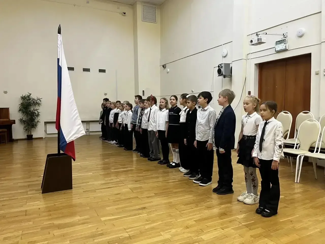 🇷🇺 Торжественная линейка в школе №324: Флаг и «Разговоры о важном»