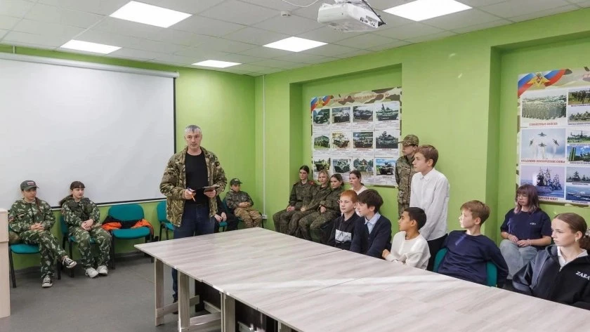 Бойцы СВО показали школьникам Дзержинска тактику перехвата и пуска дронов