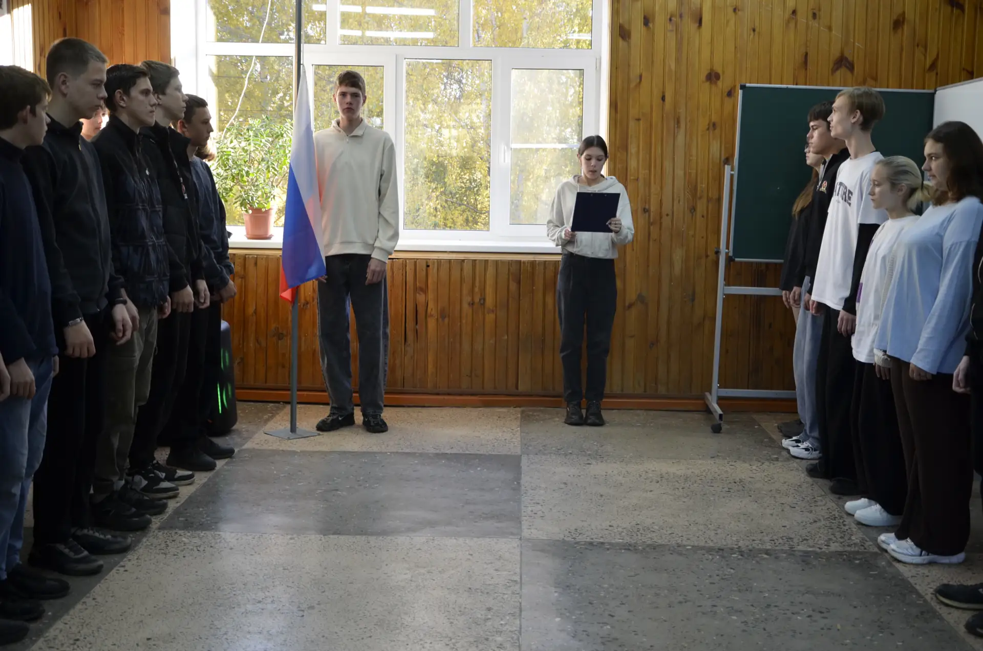 🇷🇺Утро понедельника 12 октября в нашем техникуме традиционно началось с торжественной...