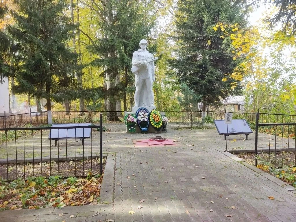 👍Работники культуры Ясногорского района провели осенний субботник​
