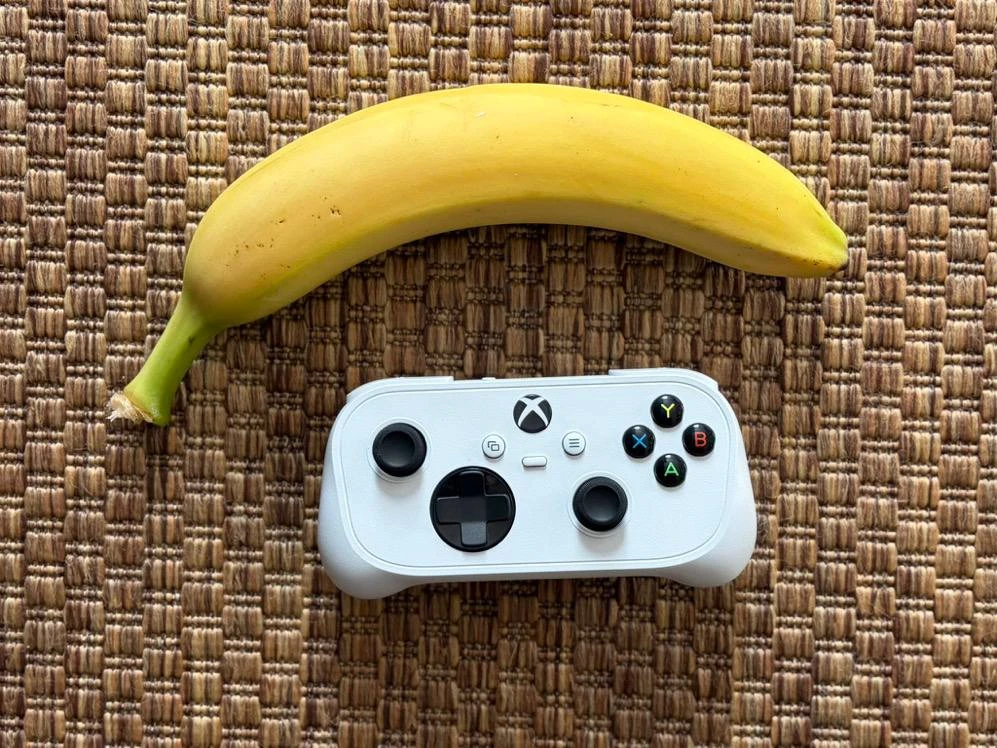 Первые живые фотографии нового геймпада Xbox Nano.