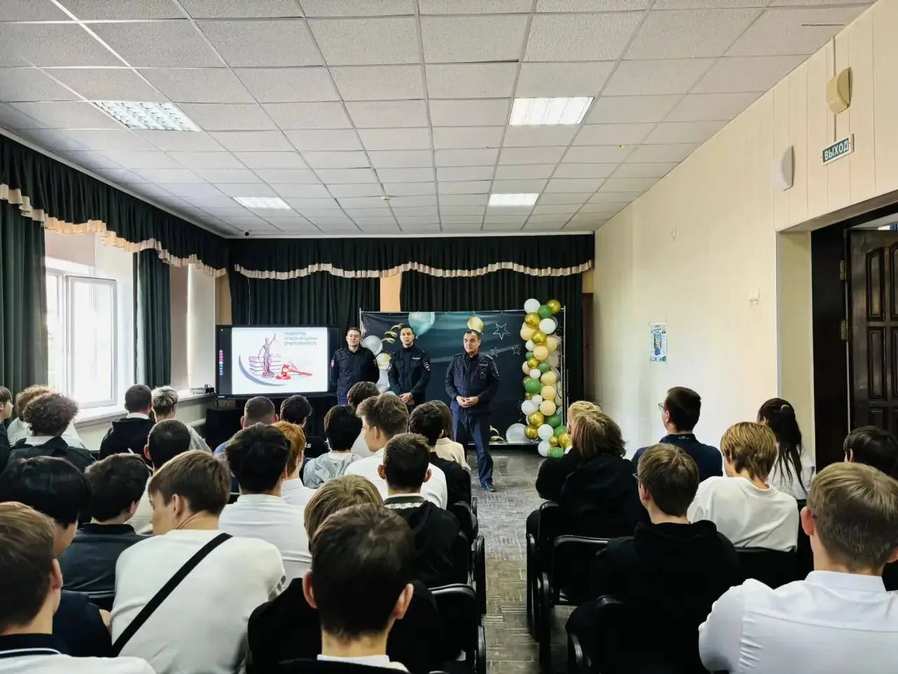 Транспортные полицейские Орска проводят беседы в рамках профилактической акции «Несовер...
