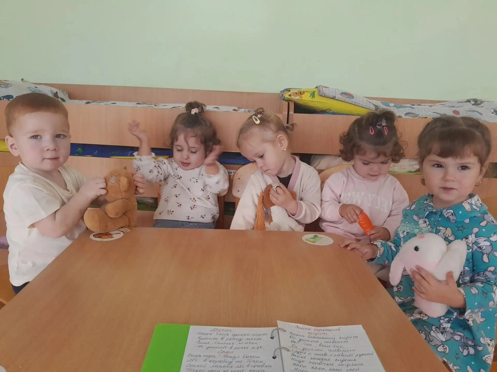 У нас в гостях пушистый гость! 🐰Сегодня в нашей группе было по-настоящему весело! К ма...