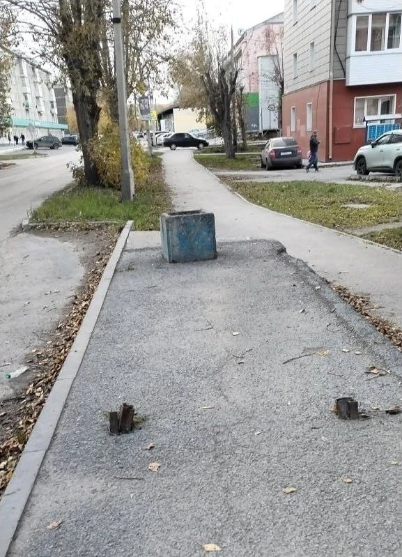 🚧 На Декабристов оставили торчащую арматуру
