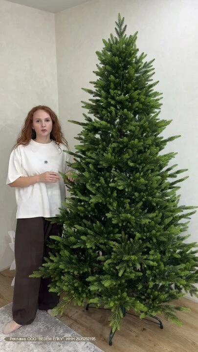 Поместится ли такая ёлка между диваном и окном? 🎄