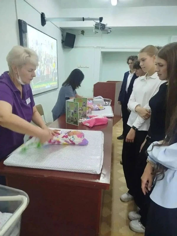 В омском РКПЦ провели профориентацию для школьников из гимназии № 146. Ученикам показал...