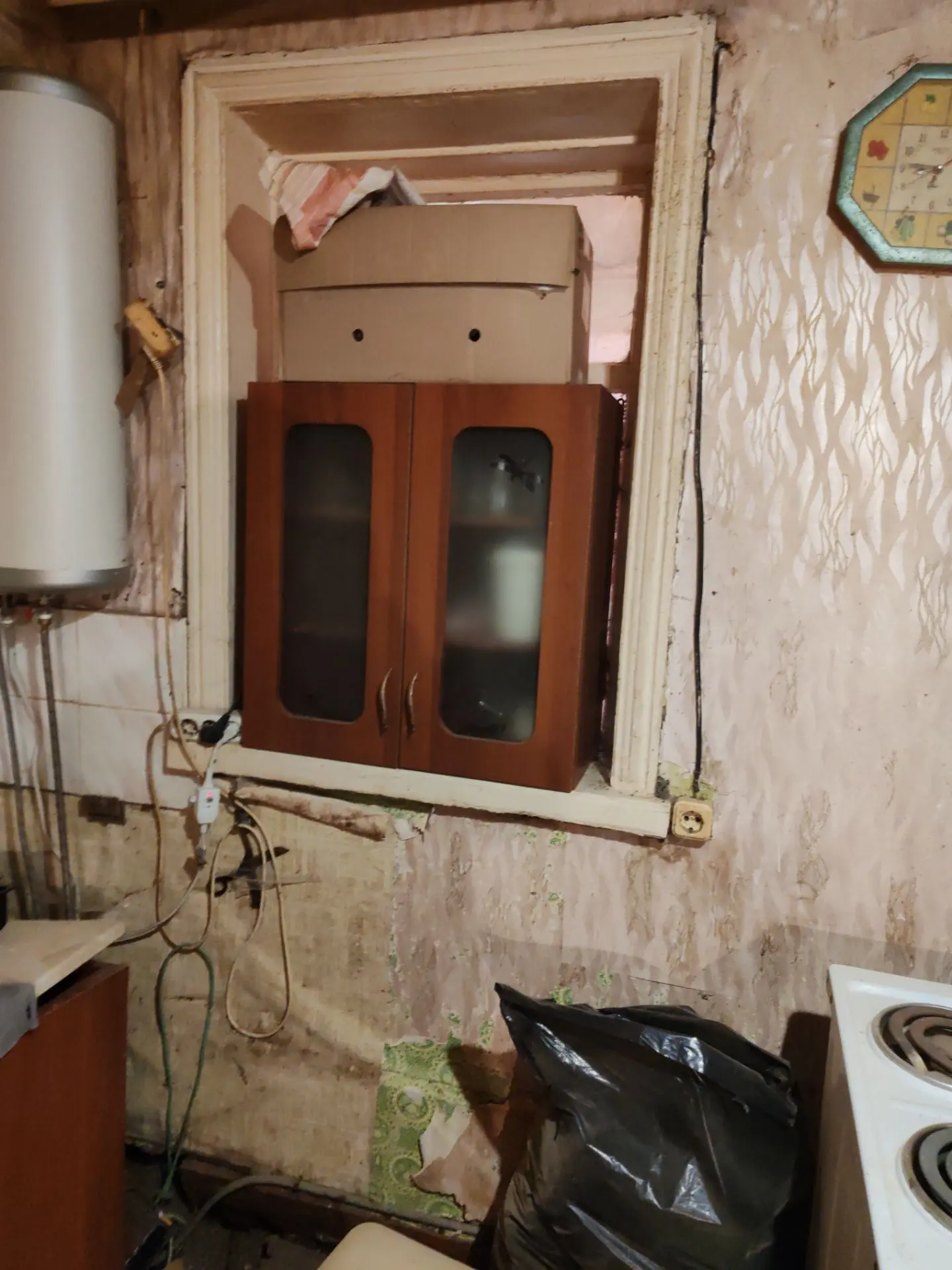Продаю каждый шкаф по 500 руб., состояние хорошее, есть посуда.