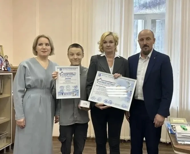 Воспитанник Центра «Семья» Павел Билин под руководством педагога дополнительного образо...