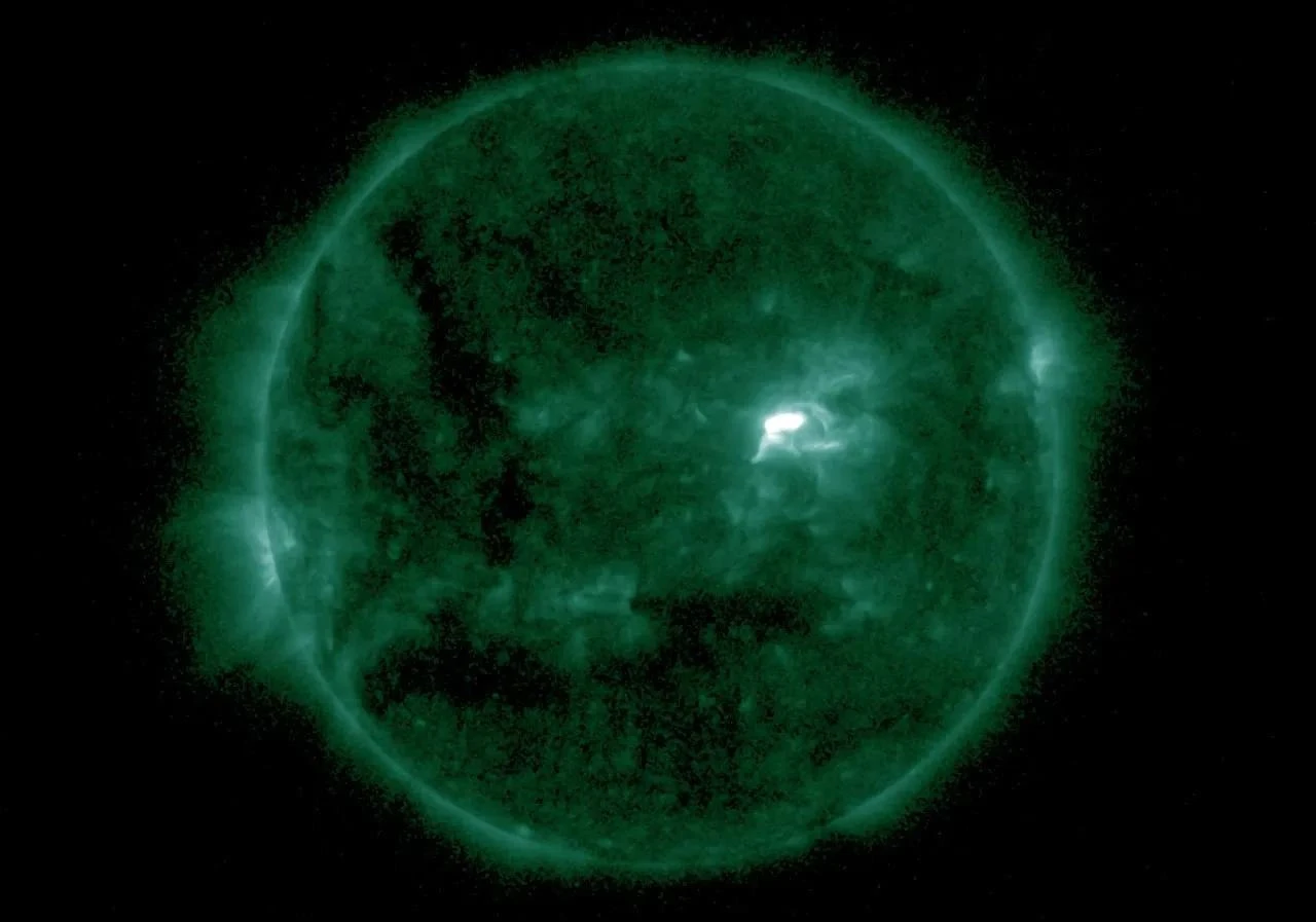 На Солнце произошла самая сильная вспышка с конца лета. Она может повлиять на Землю, но...