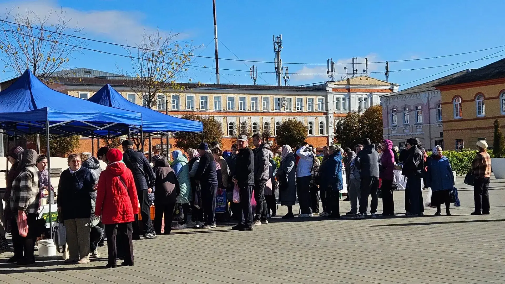 Сегодня на площади Ленина рославльчан вновь встречает ярмарка выходного дня