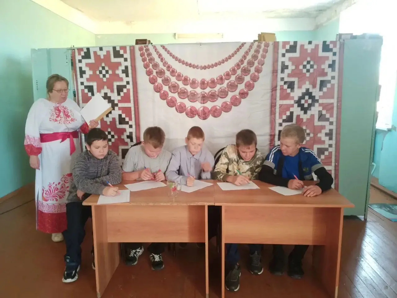 В Новопичурской  библиотеке состоялся познавательный час «Фольклор — душа народная». Вм...