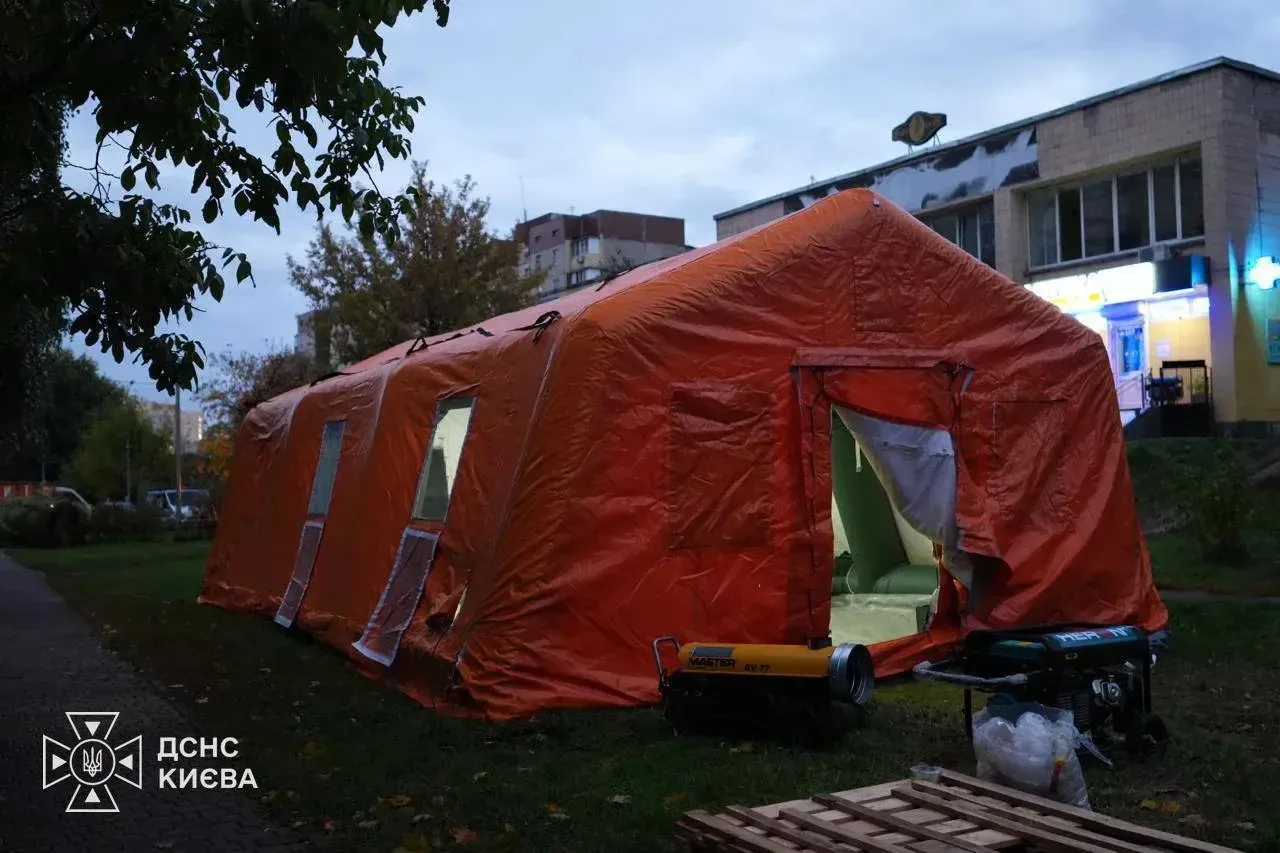ГСЧС разворачивает палатки в Киеве из-за перебоев со светом