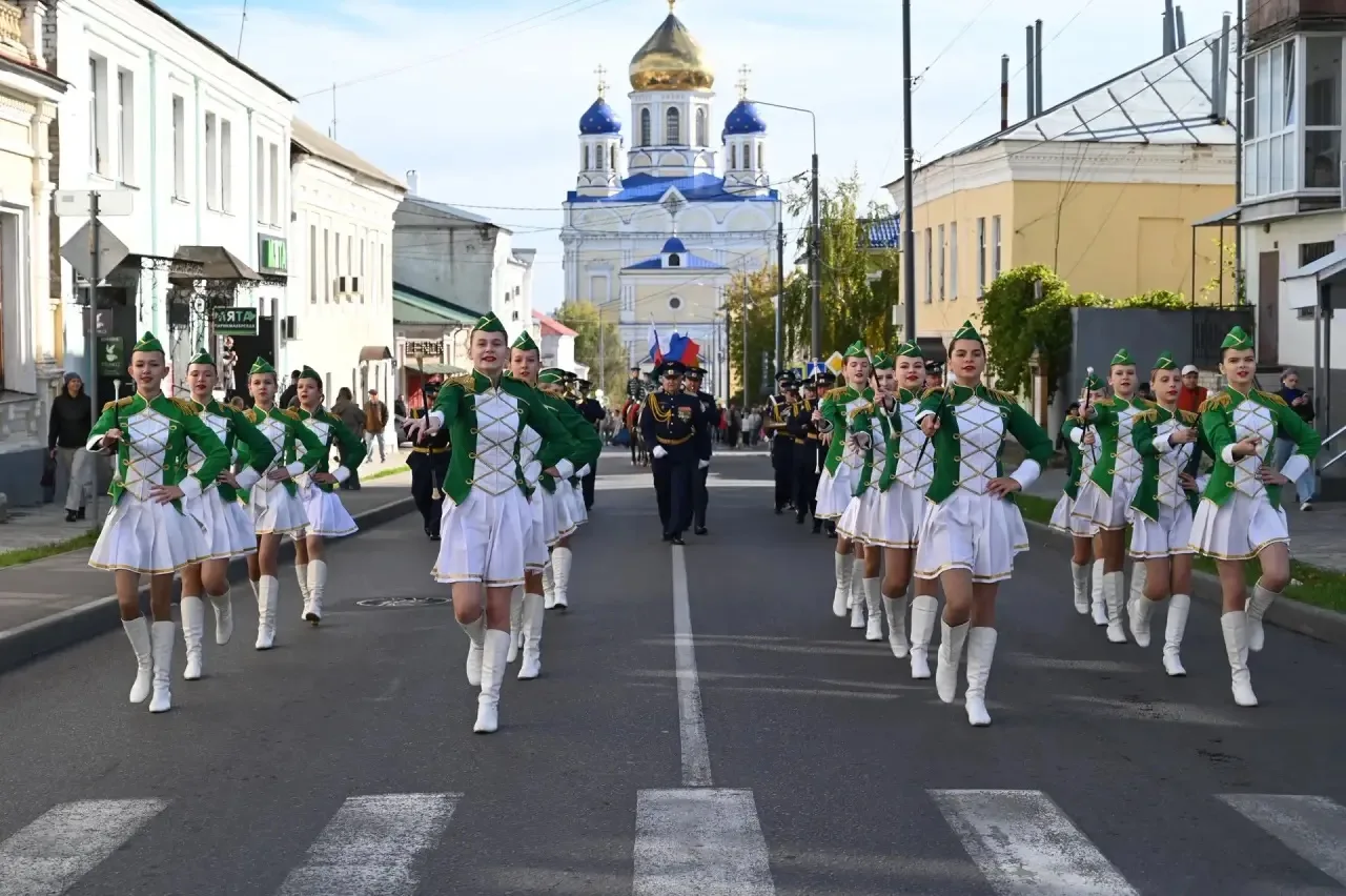 Сегодня Елец перенёсся в эпоху Российской императорской армии. В городском парке состоя...