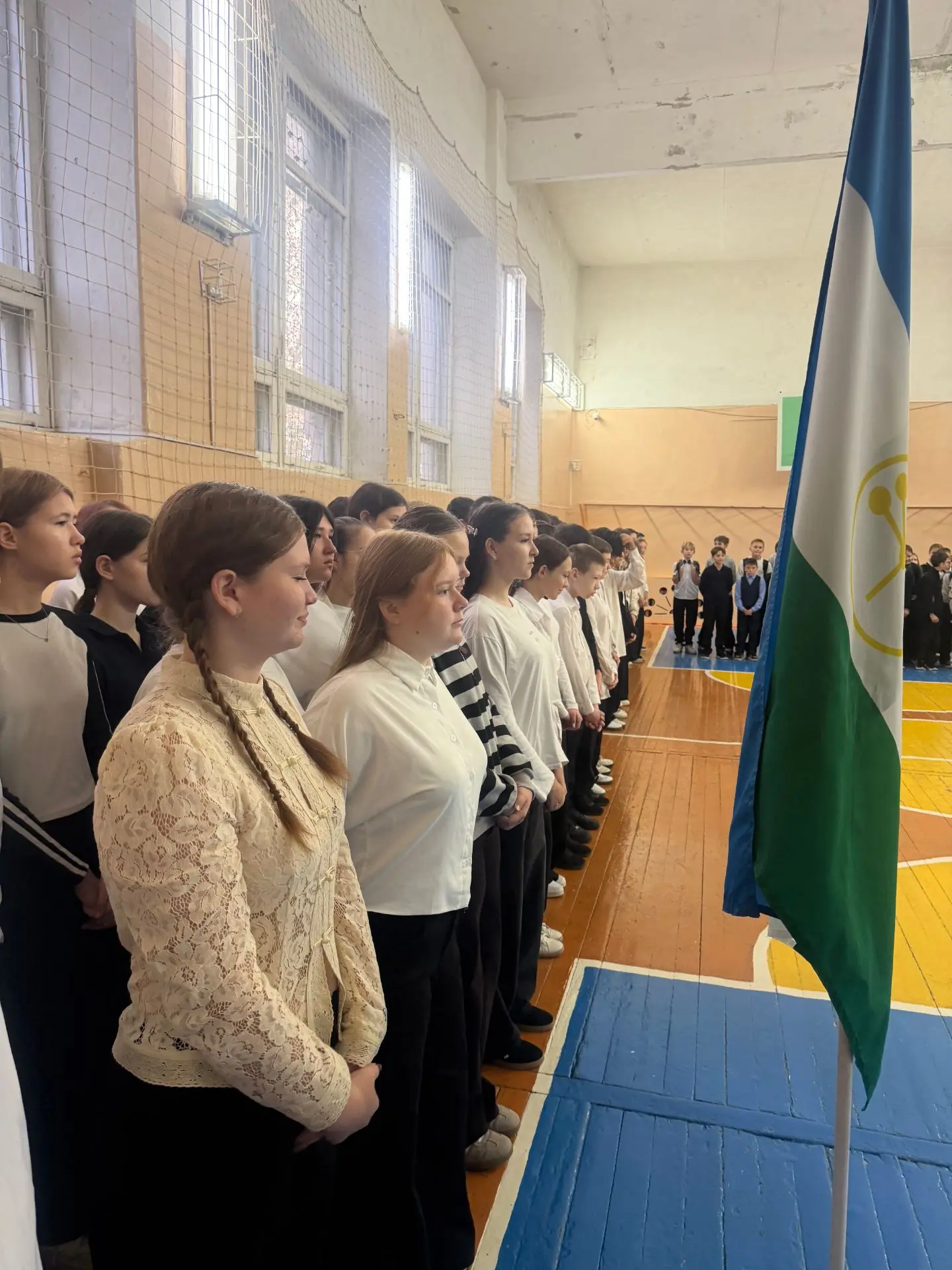 С любовью к родной земле: в МАОУ СОШ №1 прошла торжественная линейка ко Дню Республики ...