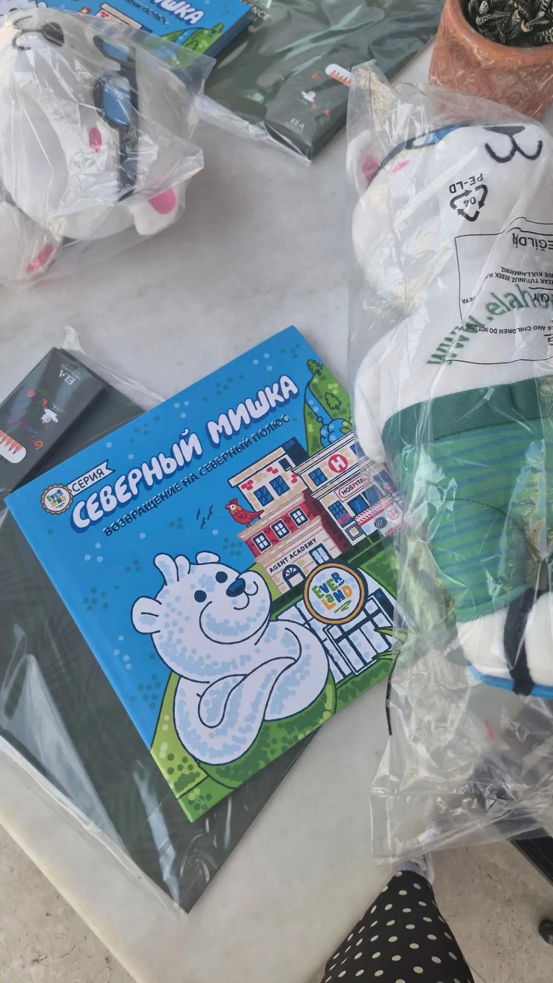 Представляете, уровень отеля!? Подарки дают ребятишкам.🤩🤩🤩