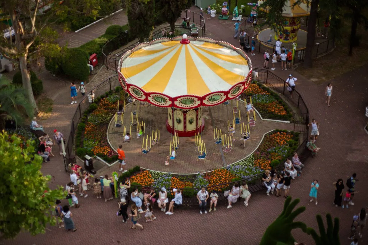 🎢 Только сегодня, 11 октября, можно бесплатно покататься на аттракционе «Цепочная кару...