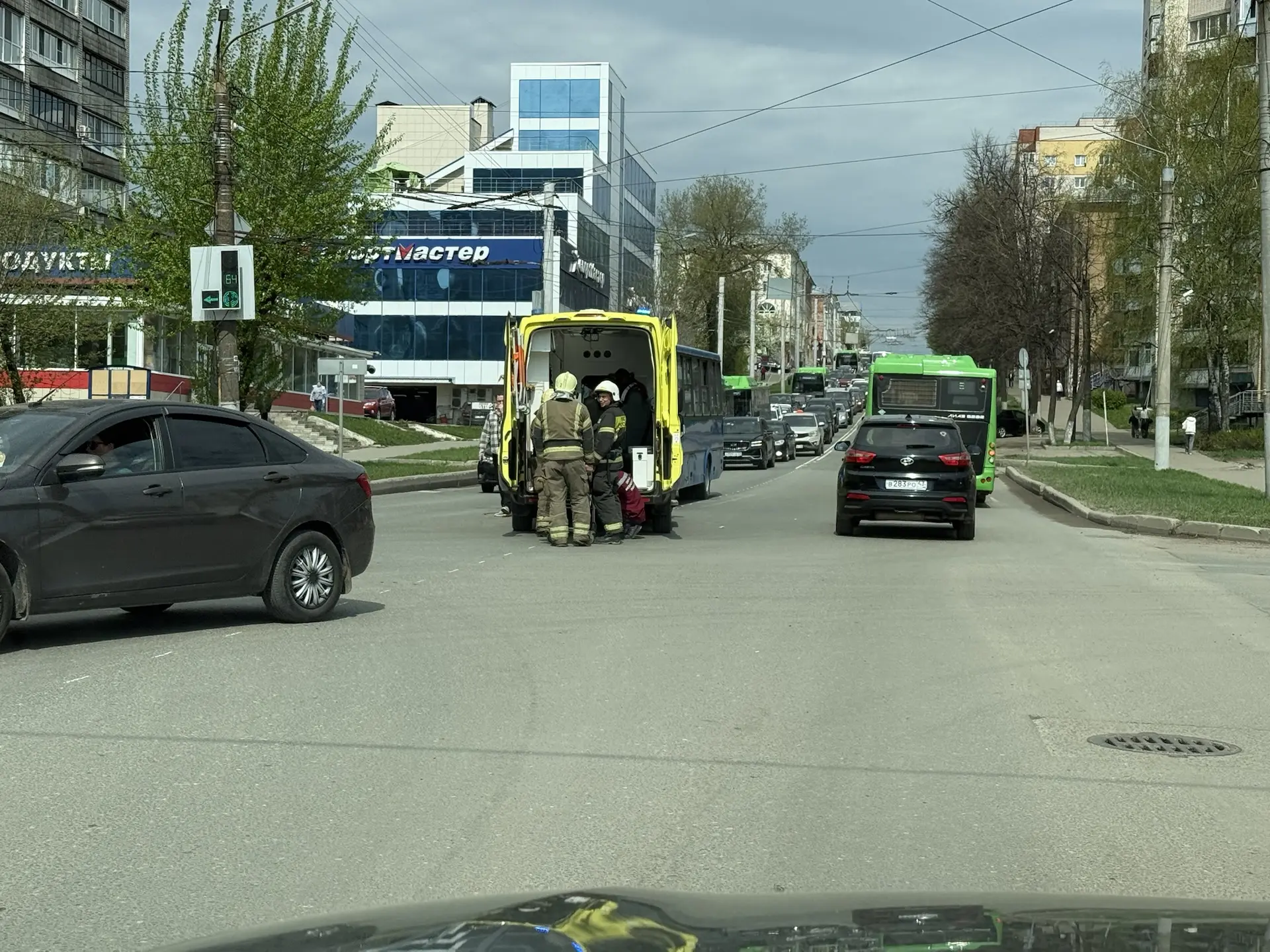 🚨 Центр Кирова встал в глухую пробку: у перекрёстка Ленина и Милицейской произошло ЧП