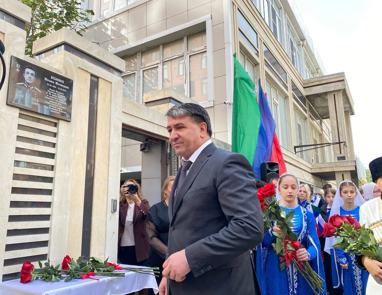 В Махачкале открыли мемориальную плиту Герою России Магомеду Исбакиеву