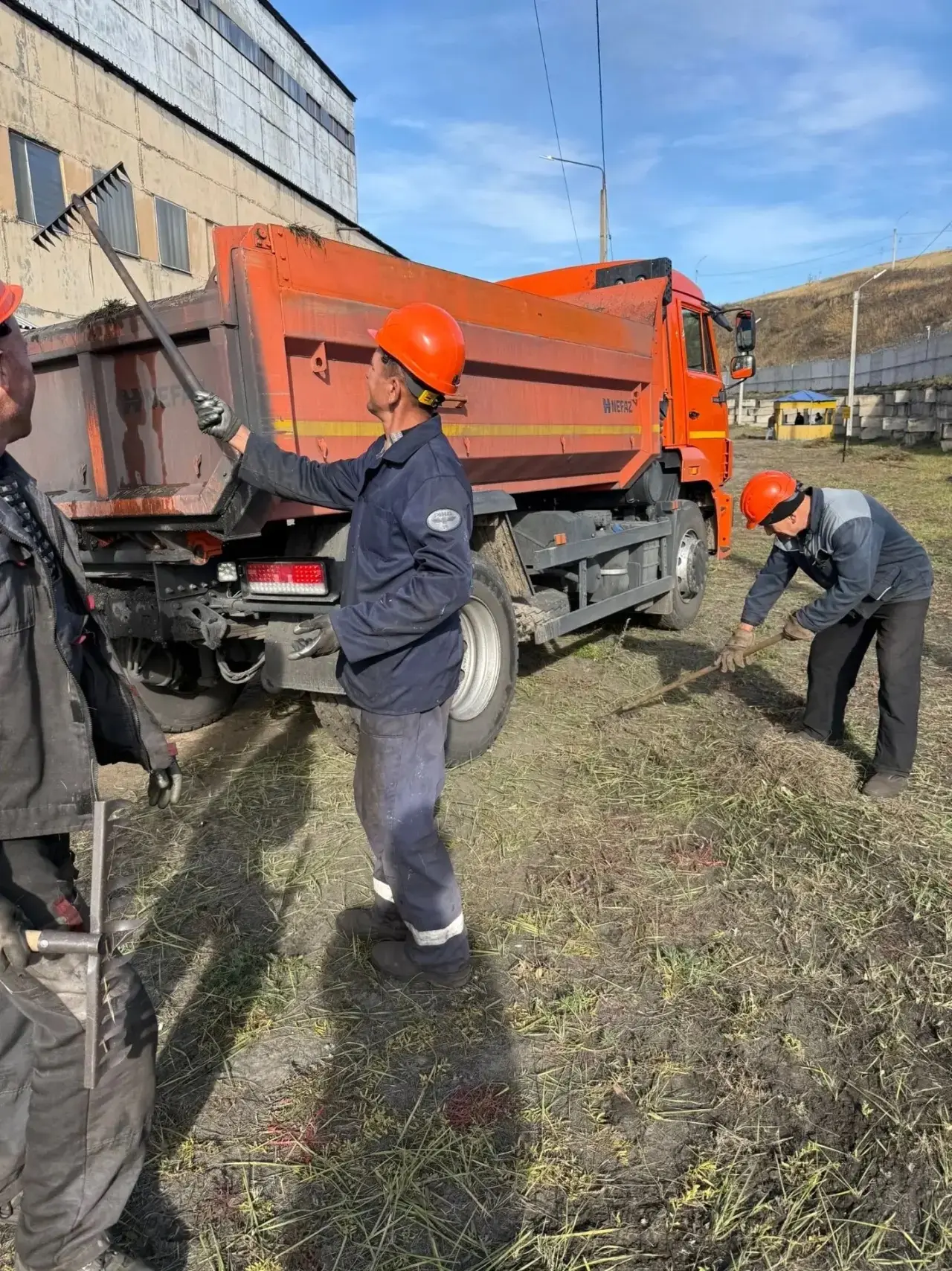 🧹 Сотрудники «ТГК-14» в рамках месячника чистоты убрали 50 кубометров мусора с 4 000 к...