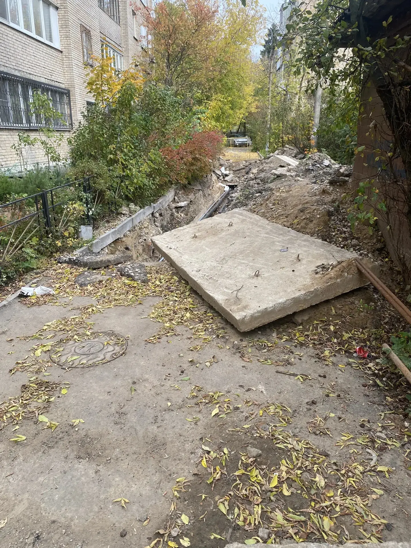 ⚠ В Пушкино на Заводской улице раскопали тротуар и оставили жителей с полосой препятствий