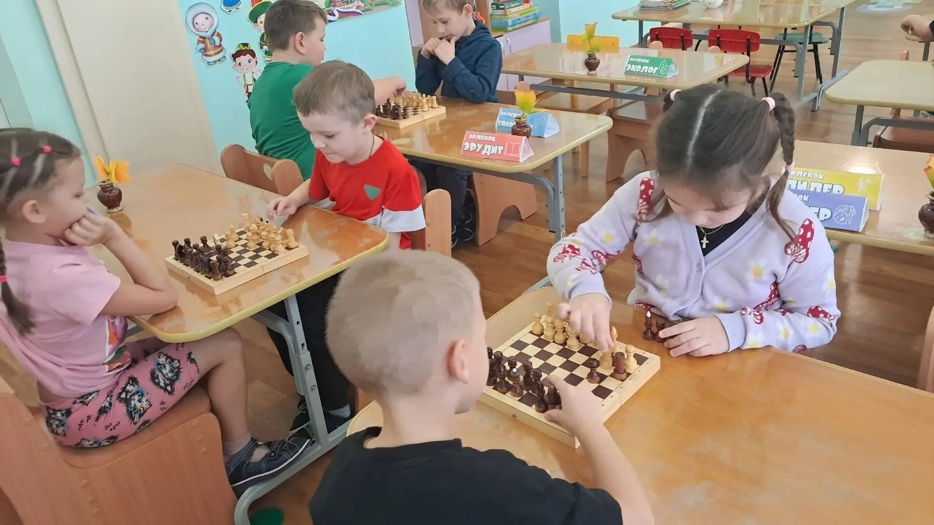 В группе "Чудо-цветики" занятия по шахматам продолжаются.