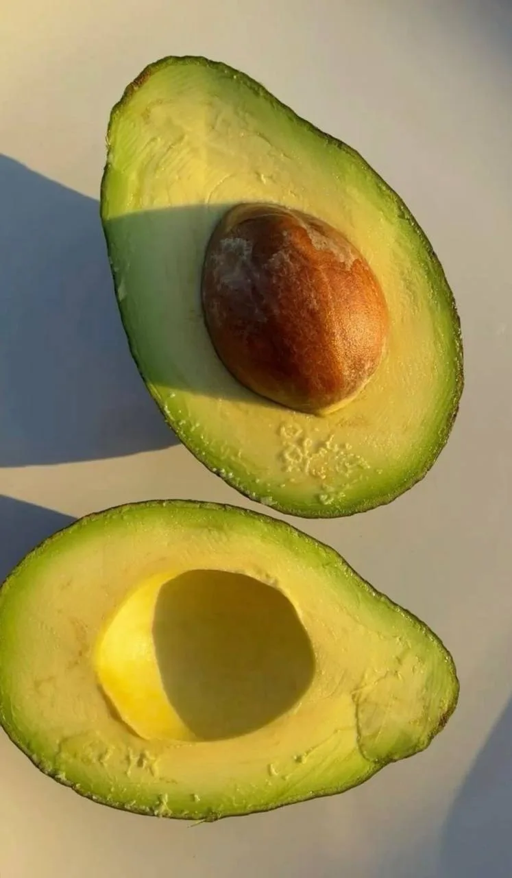 🥑 Почему авокадо стал таким популярным и его добавляют практически во всё?