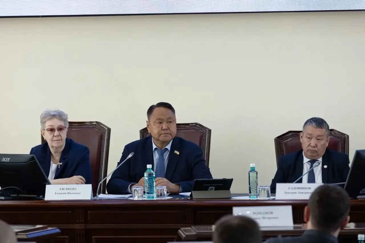 Сегодня провели 30-ю внеочередную сессию Якутской городской Думы. Вместе с депутатами р...