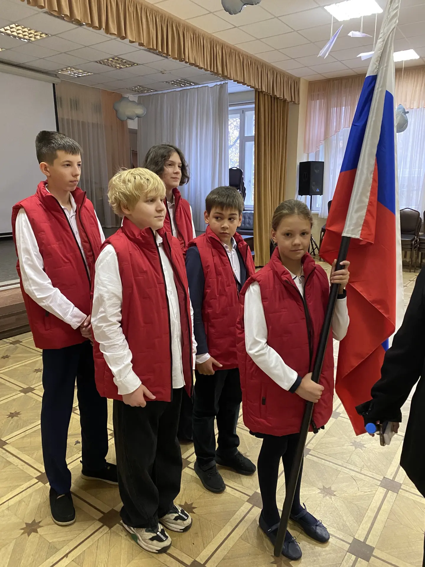 🇷🇺Неделя в нашей школе традиционно началась с поднятия флага РФ и исполнения гимна РФ.