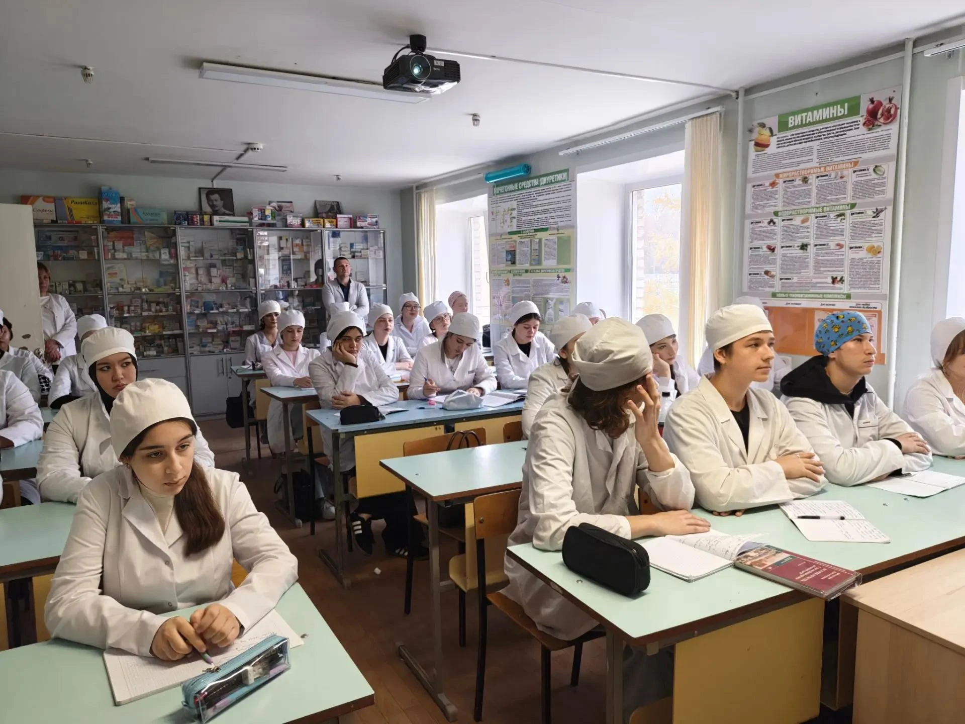 📢 В Медицинском техникуме прошли занятия в рамках цикла «Разговоры о важном: безопасно...