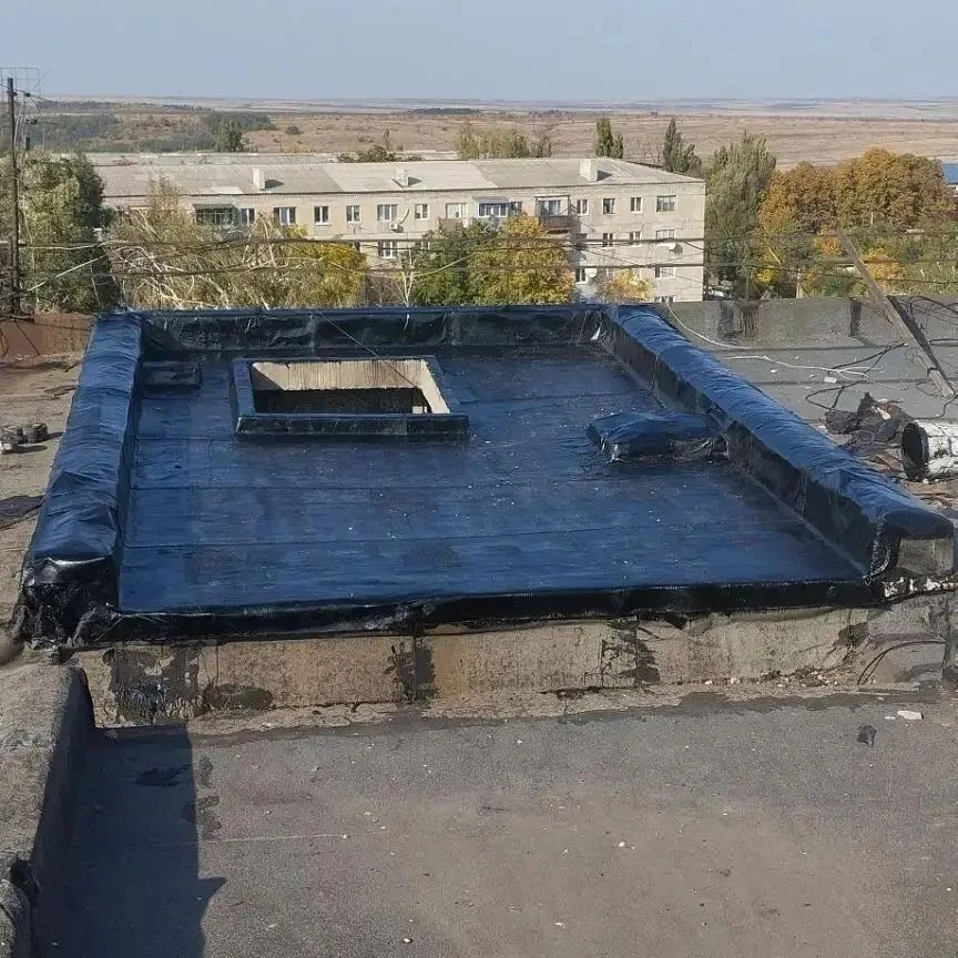 🏢Специалисты Ровеньковского филиала ЕУК выполняют работы по текущему ремонту кровли мн...
