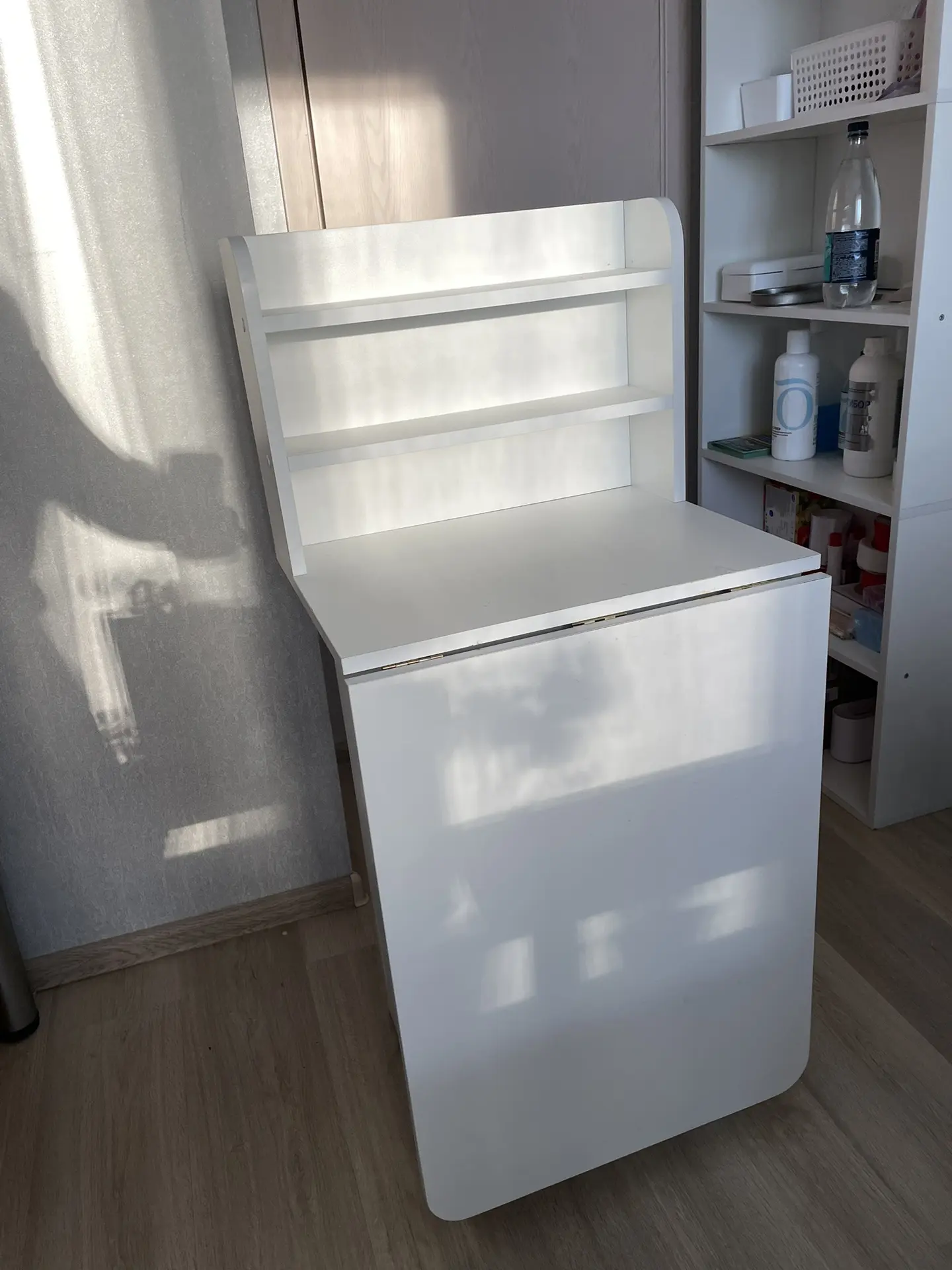 Продам стол для мастера маникюра. 3500 руб.