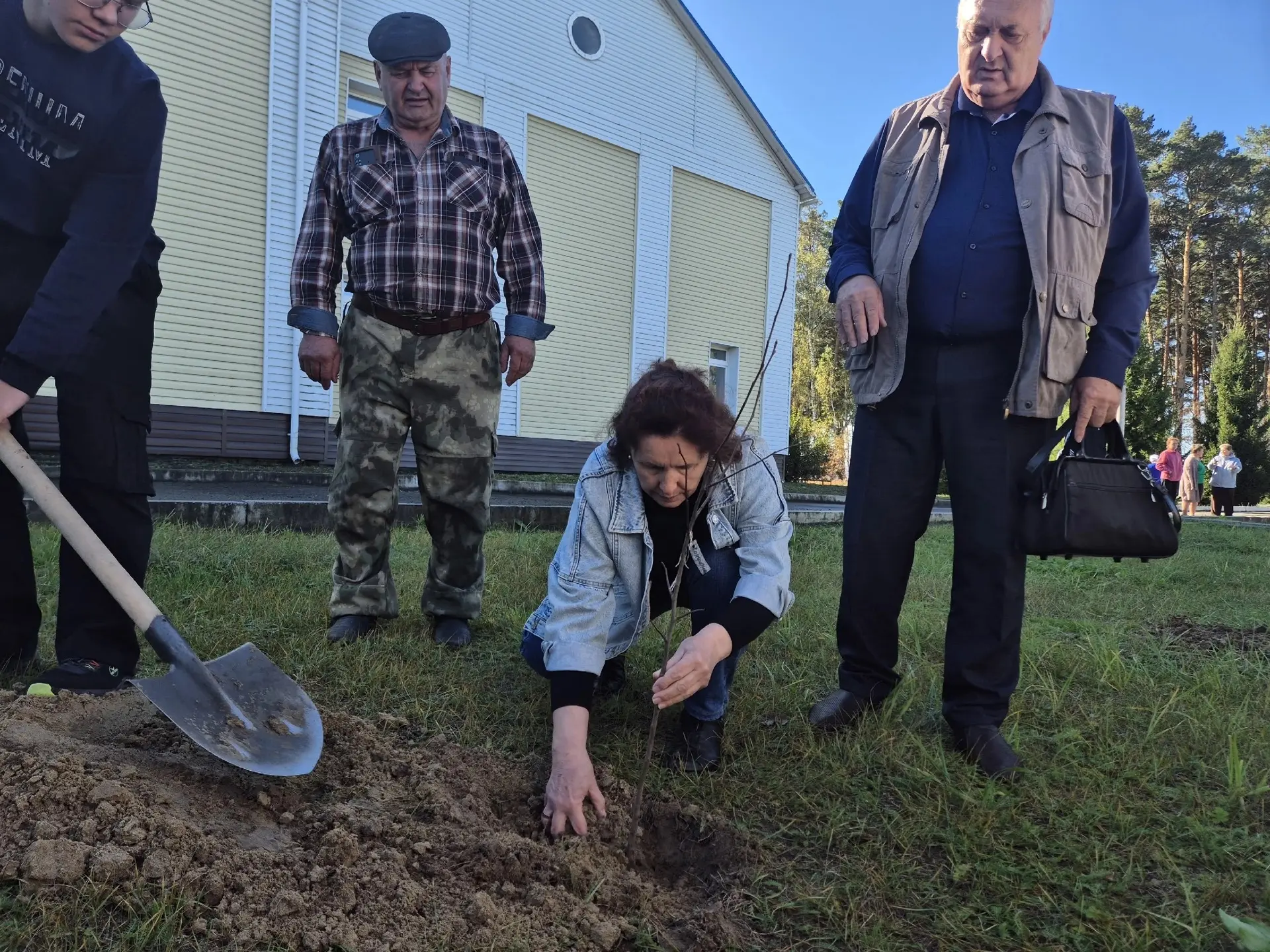 🌳В Бариновской школе заложена яблоневая аллея в честь Евгения Кунгурова