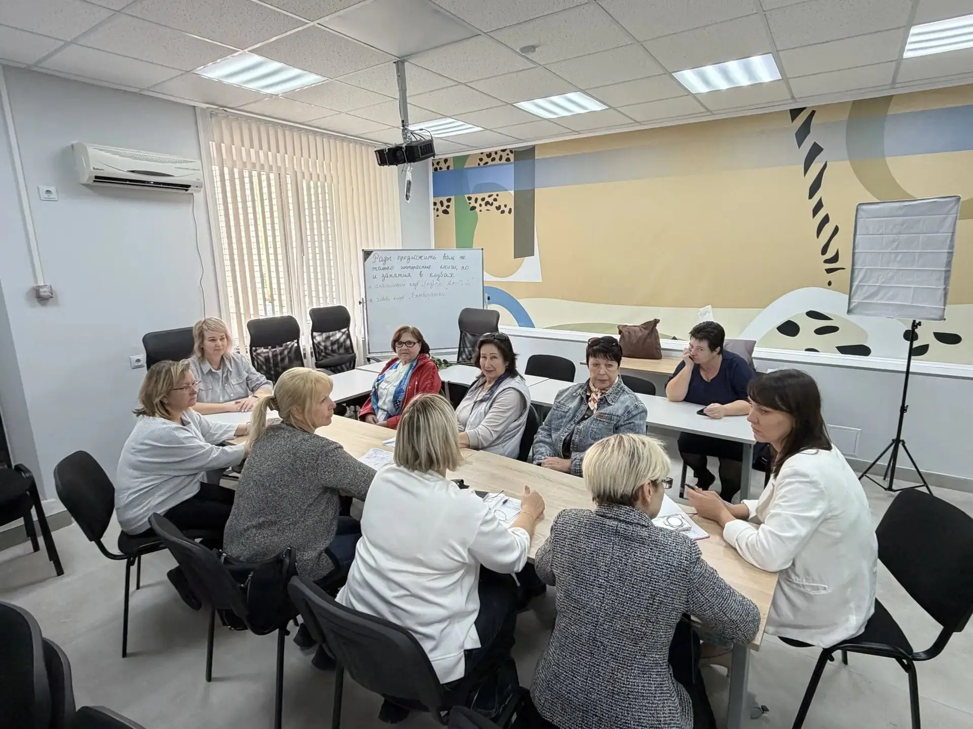 В Волжском обсудили подготовку к субботнику и поздравили библиотеку с открытием: заседа...