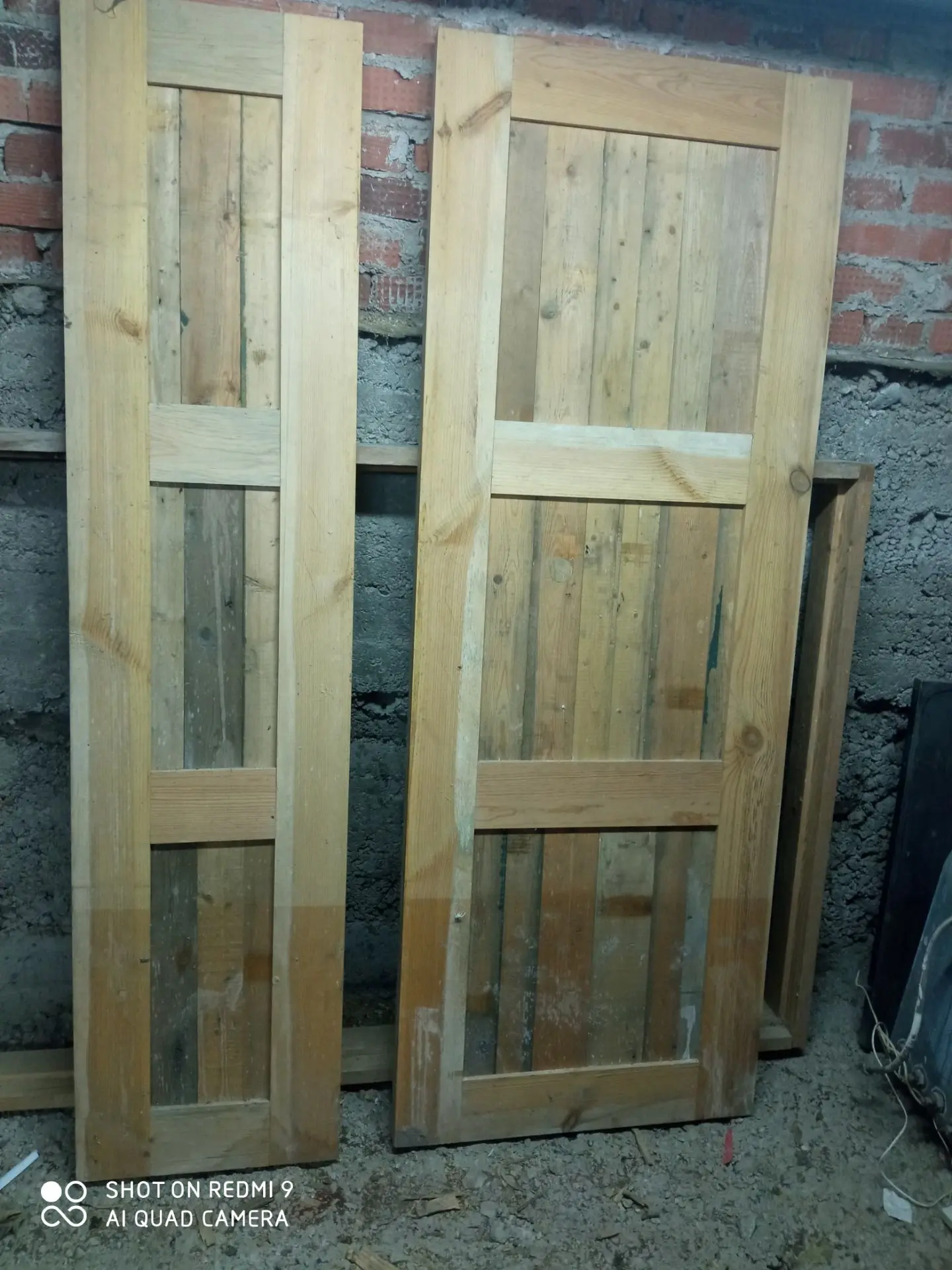 Продам двухстворчатую дверь 194*120 деревянная.