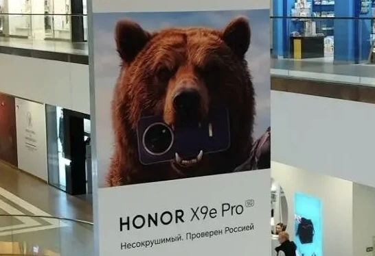 Этот рекламный баннер висит в ТРЦ "Галерея". Раньше не особо обращал на него внимание. ...