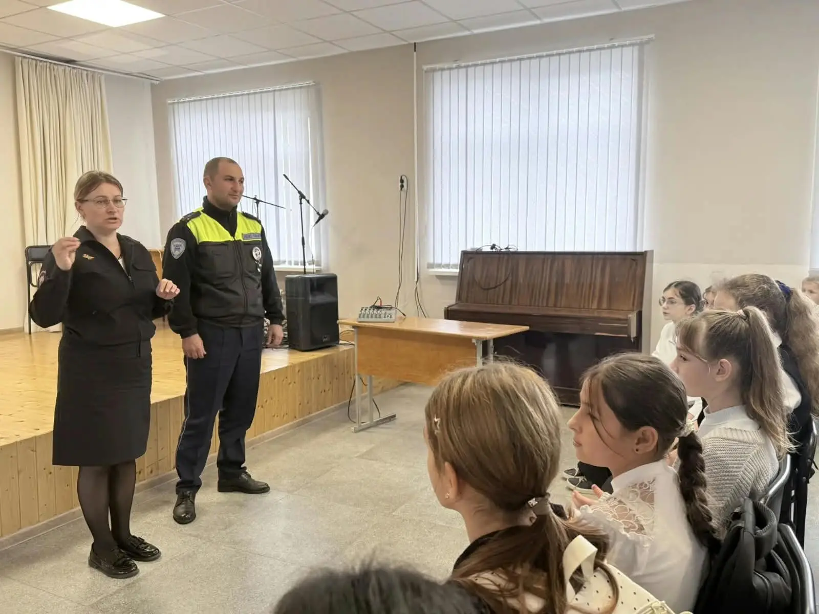 Осенью привычная дорога требует внимания: дождь, сумерки и мокрая проезжая часть меняют...
