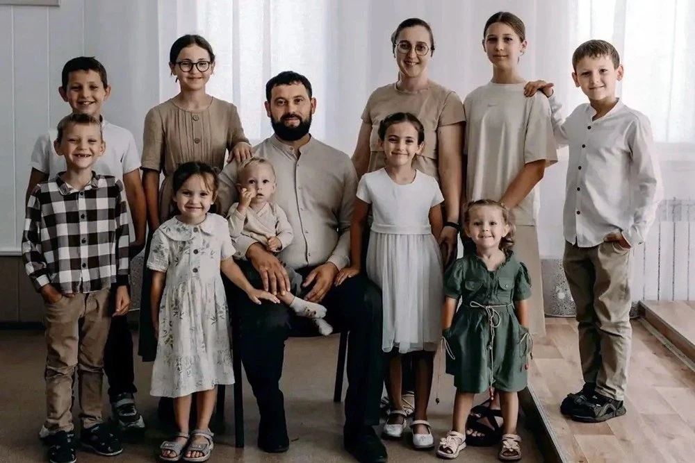 👨‍👩‍👧‍👦 Девять детей — и победа на всю страну: омская семья получила награду в Кремле