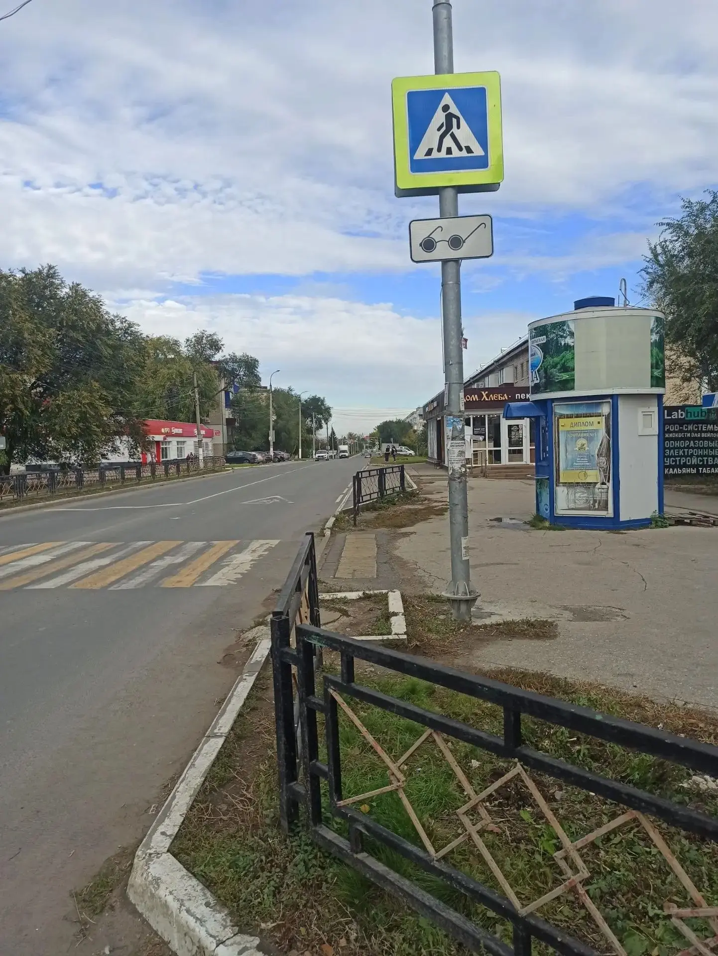 Спецучасток  работы по ул. Щорса 100 опиловка ограждений