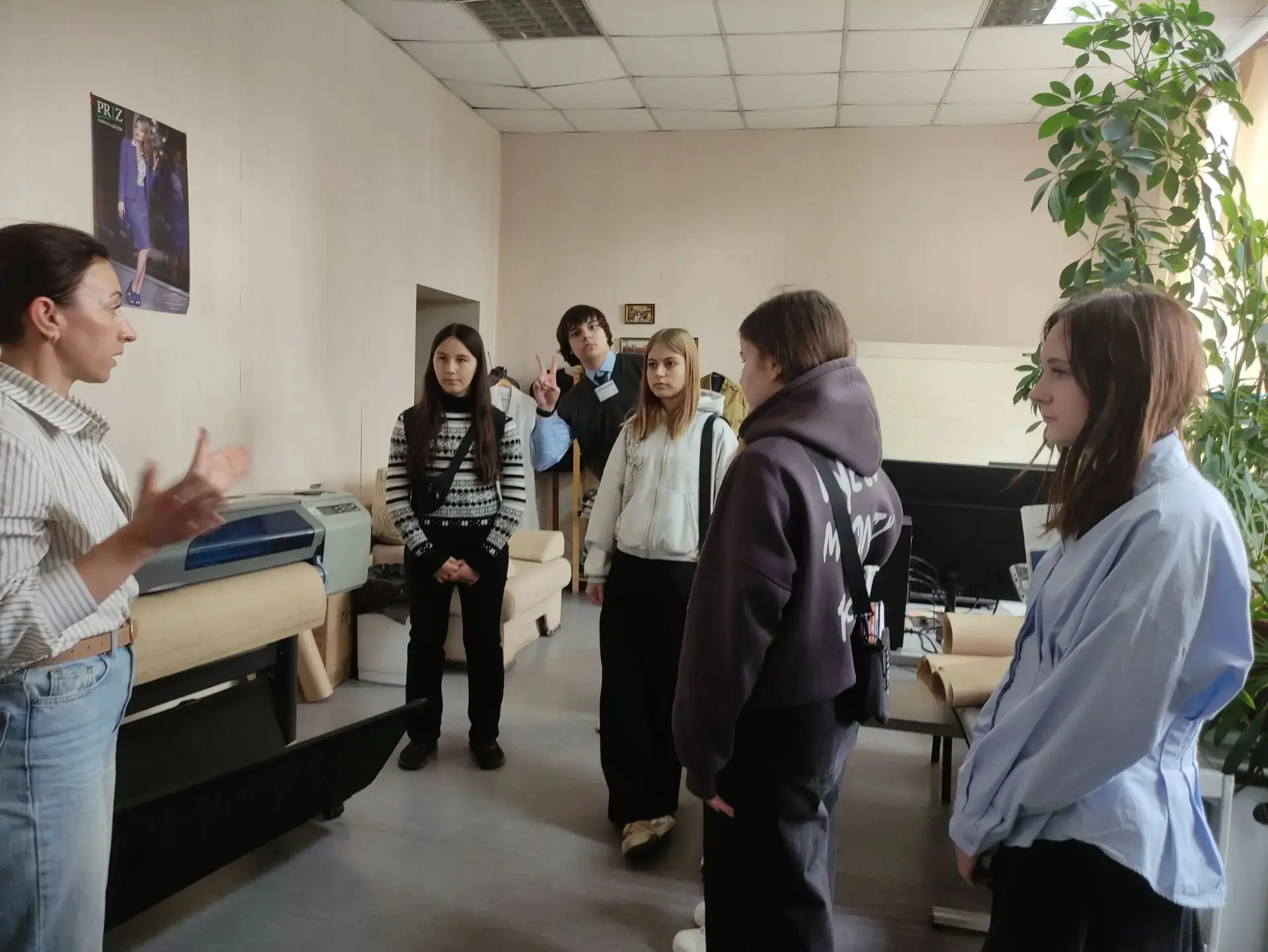 🧵 Экскурсия в мир современных профессий: 9 «Б» на швейном производстве!