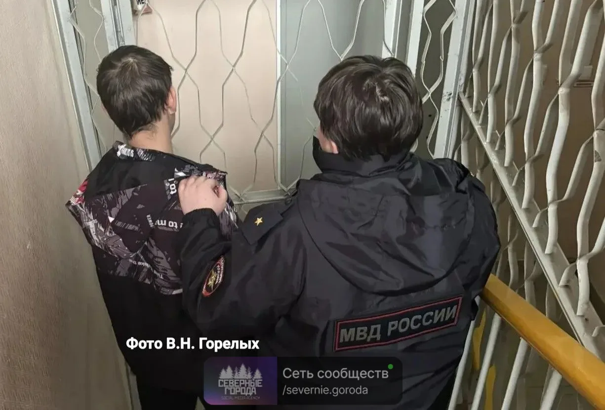 ❗В Екатеринбурге 17-летнего подростка задержали по подозрению в поджоге двух служебных ...