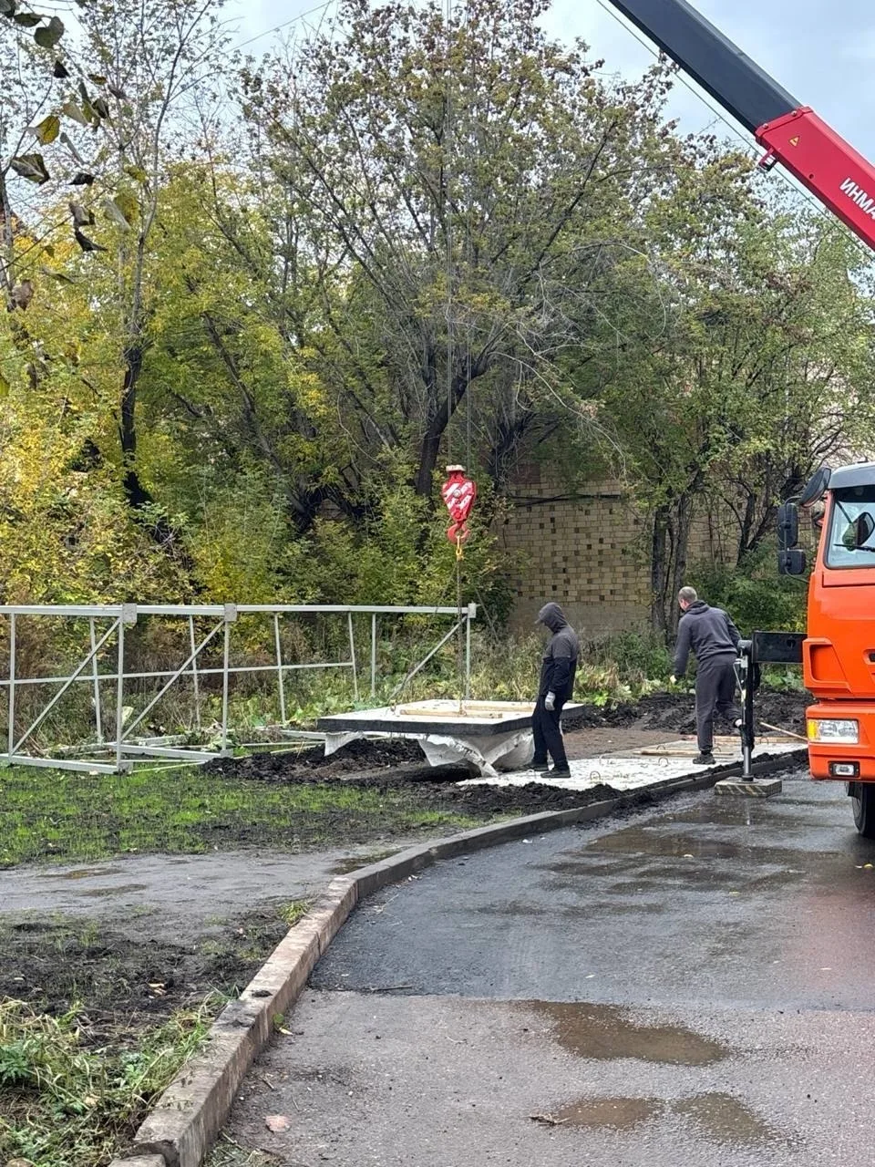 Жители домов на Спартаковцев, 73а, 75, 77, 77а и 79 просят осветить их проблему: админи...