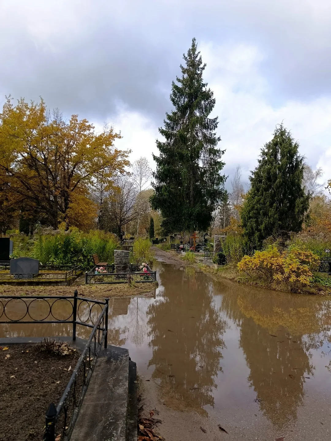 На Западном кладбище начался потоп
