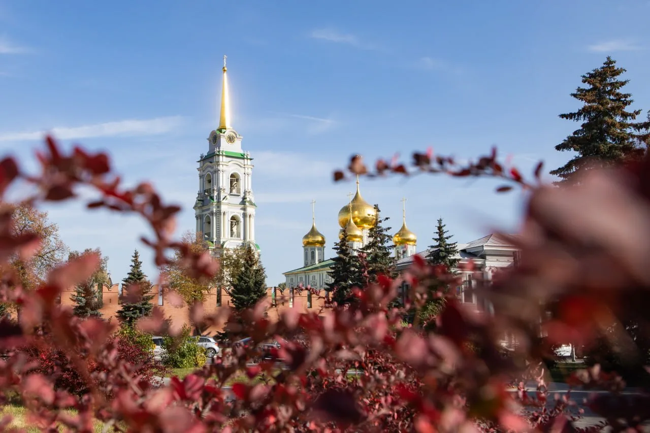 В этот пасмурный и серый день напоминаем, что осень может быть и такой, как на фото 🍂