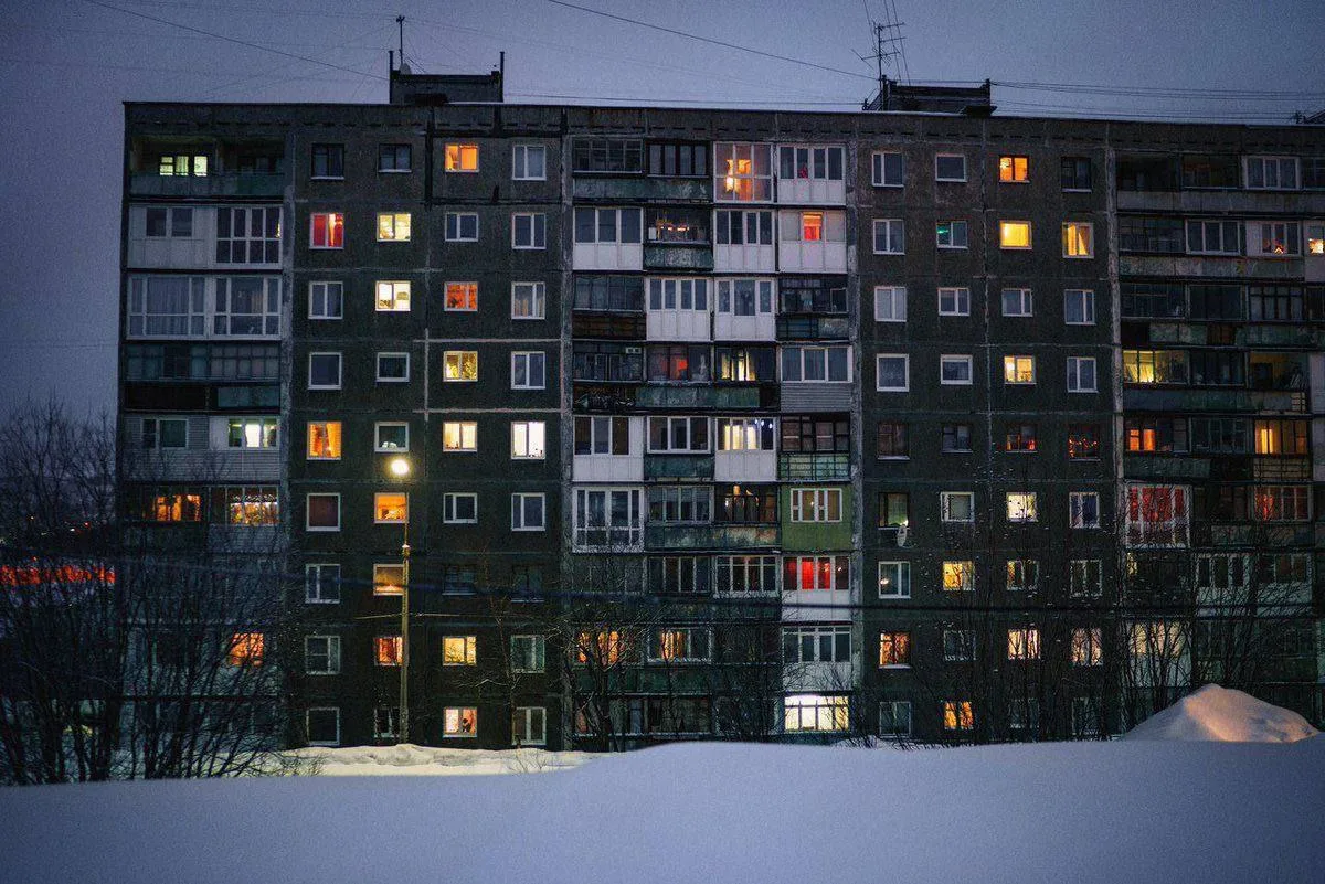 Стоят две девятиэтажки напротив друг друга. Один сосед орет другому. — Миша! У тебя ког...