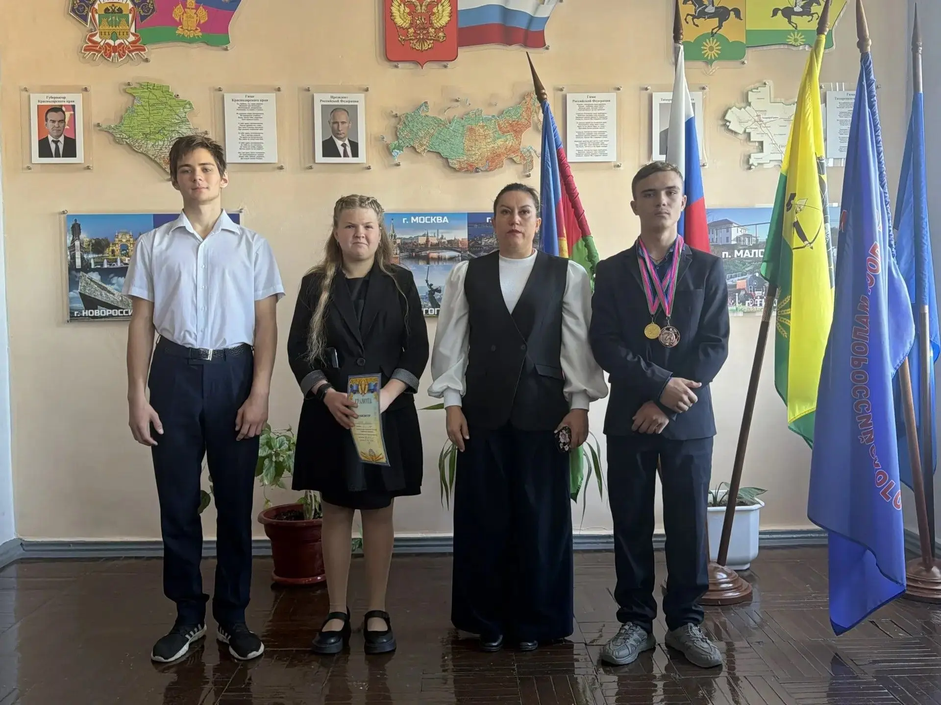 Понедельник в нашей школе начался традиционно — с линейки, выноса флага и гимна, которы...