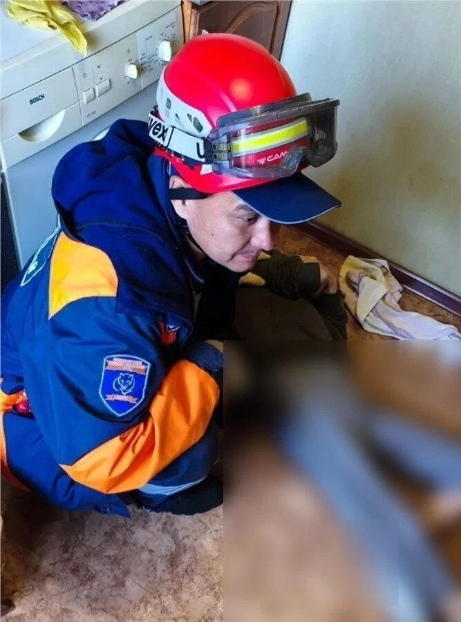В Красноярске спасатели пробрались в квартиру через балкон, чтобы помочь женщине с инсу...